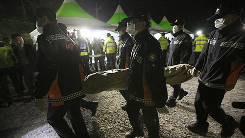 More bodies found in the South Korean capsized ferry Sewol - ảnh 1